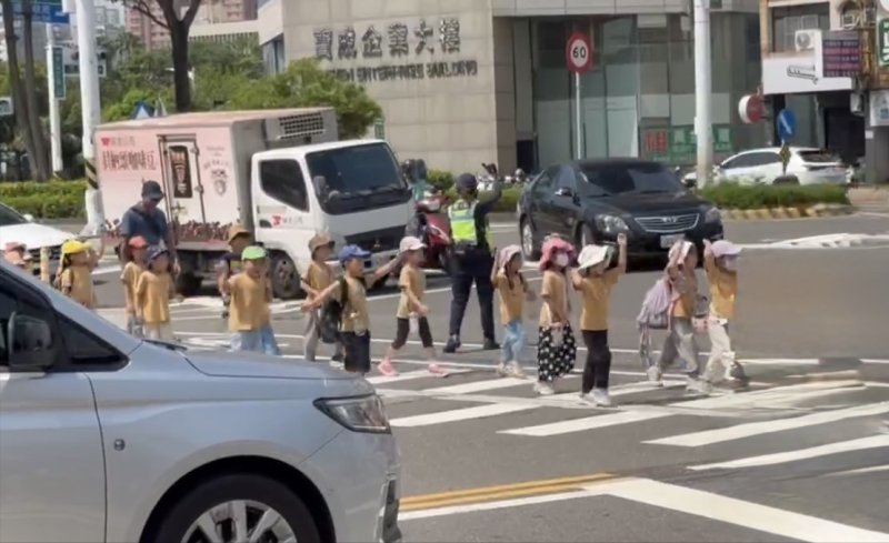 【斑馬線上最暖心身影　員警路口護童過馬路暖心一幕獲讚】