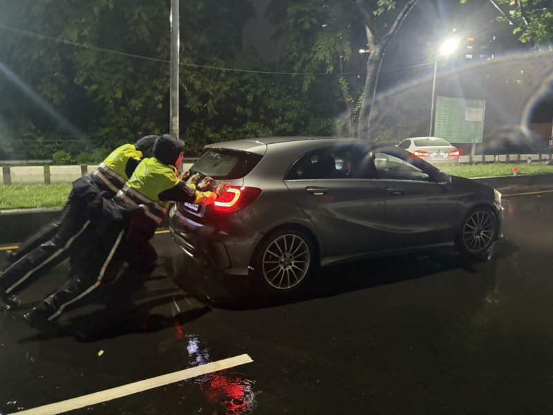 男子駕車拋錨車牌遺失 仁武警涉水尋獲助推車移置 民眾大讚「神救援」