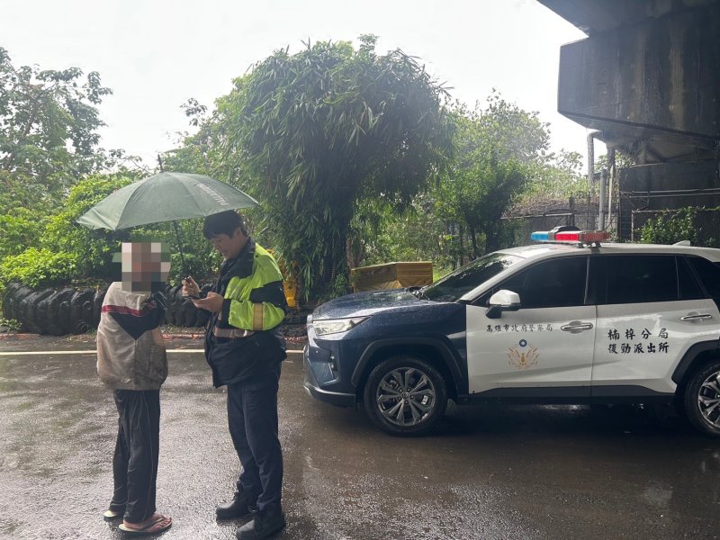 《風雨無情 警有情！暖心護送老翁返家》