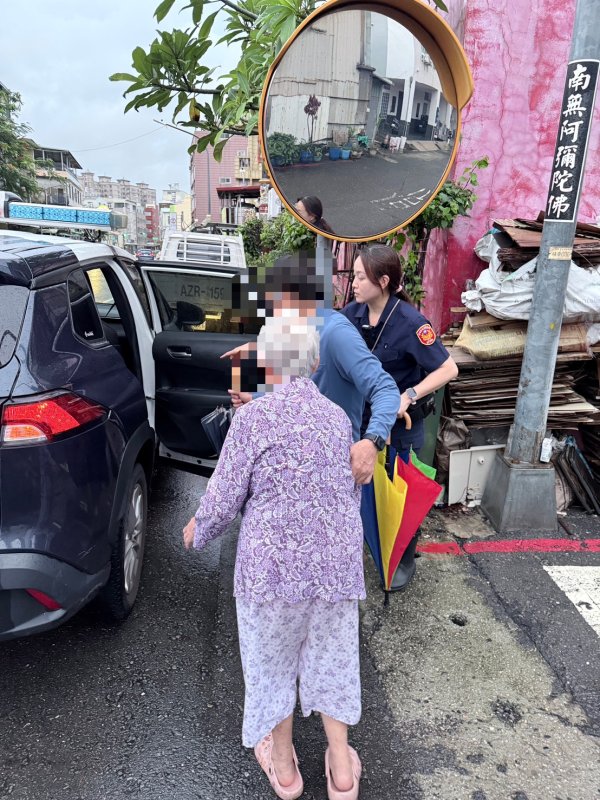 【雨夜跌倒無法起身　暖警路過及時發現助八旬婦平安返家】
