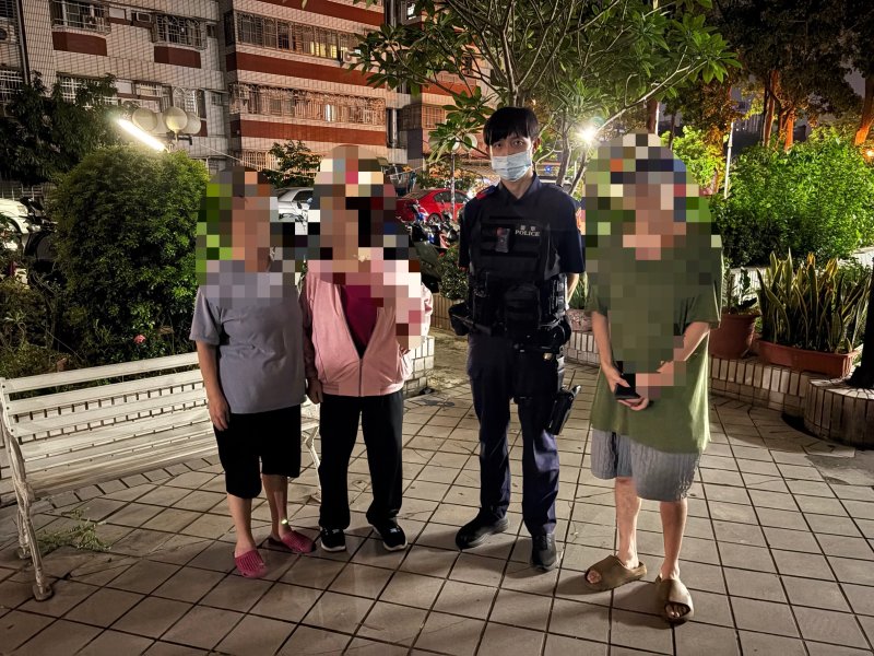 婦人深夜迷途街頭　  左營警耐心聊天拼湊線索助返家 