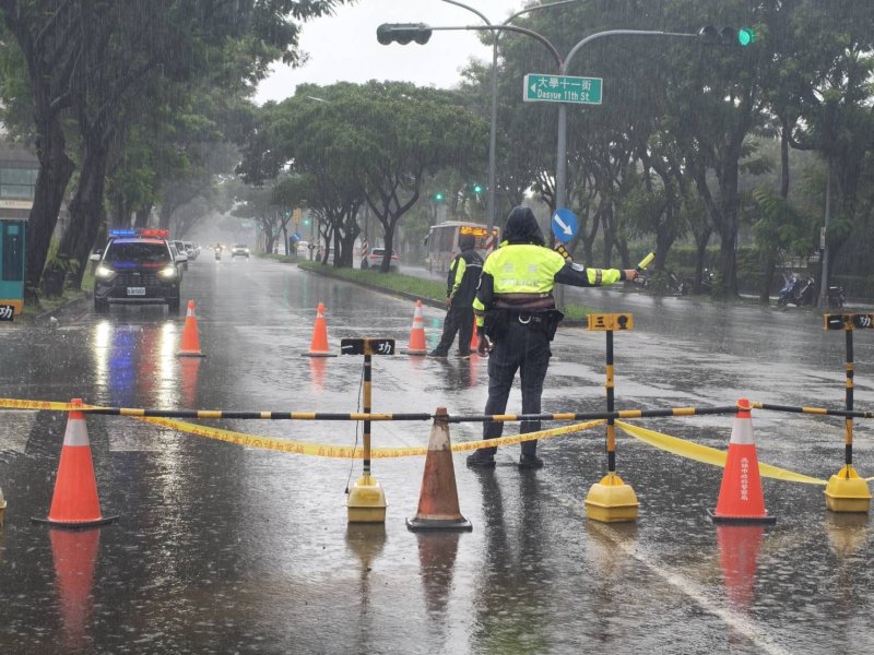 楠梓大學南路驚見路面裂痕塌陷　警方擴大管制並通知工務單位勘查
