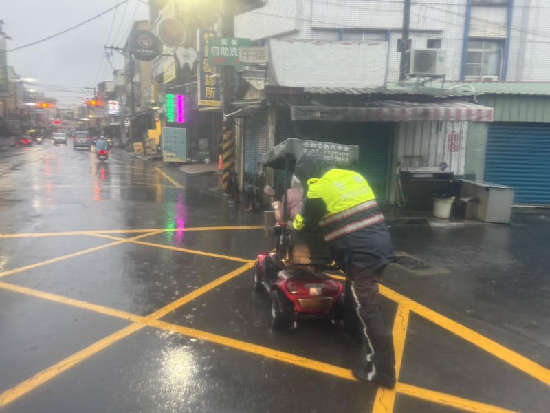 六旬老翁雨天騎乘電動代步車顧路 仁武警及時伸援徒手推車助返家