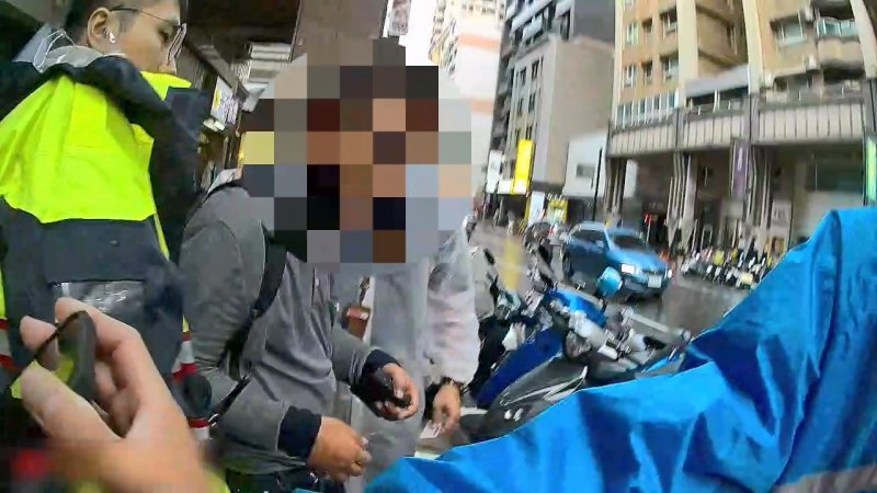大雨滂沱車手仍風雨無阻！ 警民聯手將計就計活逮詐騙車手 