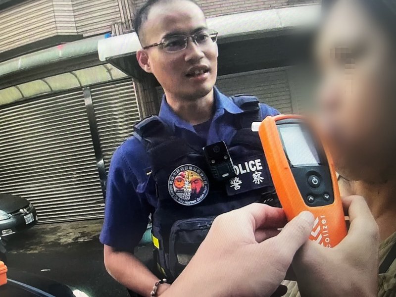 【方向燈沒打「酒杯」先露餡！醉女伸手摸警大腿　員警急喊：不要亂摸我】