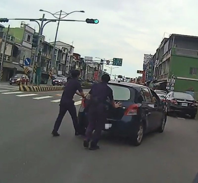 車輛拋錨阻車流　枋警跨所聯手及時解危   