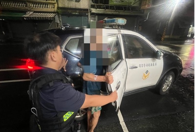 老人就醫後雨中赤腳步行 龍泉警暖心護送返家