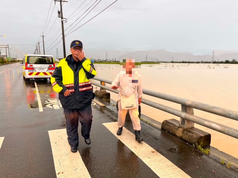 男子豪雨受困積水水溝 東港警涉水合力救援