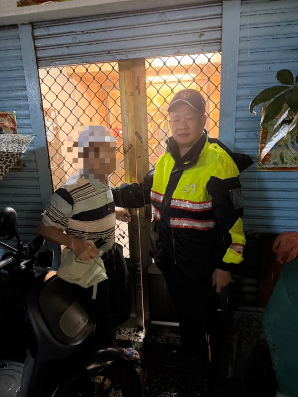【「一把傘」溫暖颱風夜！老翁迷途等嘸末班車　警民接力護送返家】