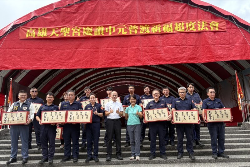 【高雄天聖宮暖心捐贈中元普渡物資  湖內警分局攜手助弱勢家庭】