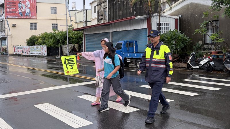 「警護您安心上學去」 開學首日枋警執行護童專案   