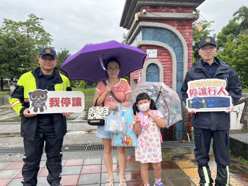 開學啦！　內埔警守護學童安全