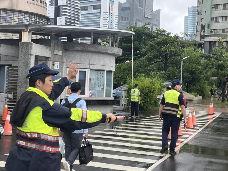 【國小開學首日   前鎮警清道護童】