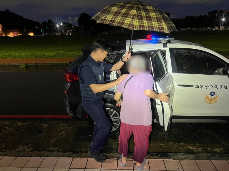 豪雨中老人迷途 實習警眼尖從名片助返家