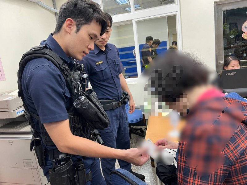 迷途八旬老婦凌晨徘徊街頭   左營警憑卡追查比對百筆資料助返家