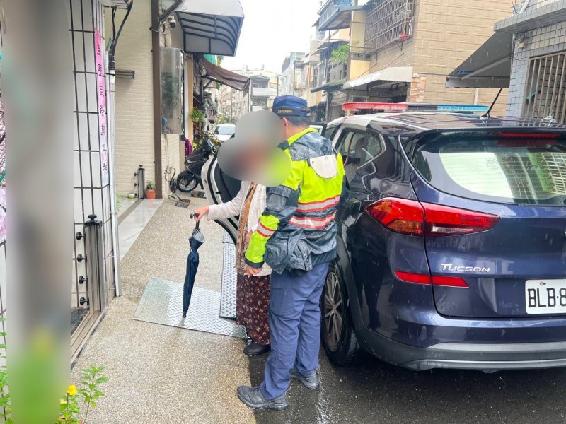 《徒步近 2 公里體力耗盡 警方送八旬婦安全返家》