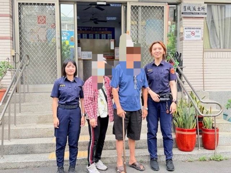 老翁廟前徘徊找不到家　  左營警循線助夫妻平安團聚