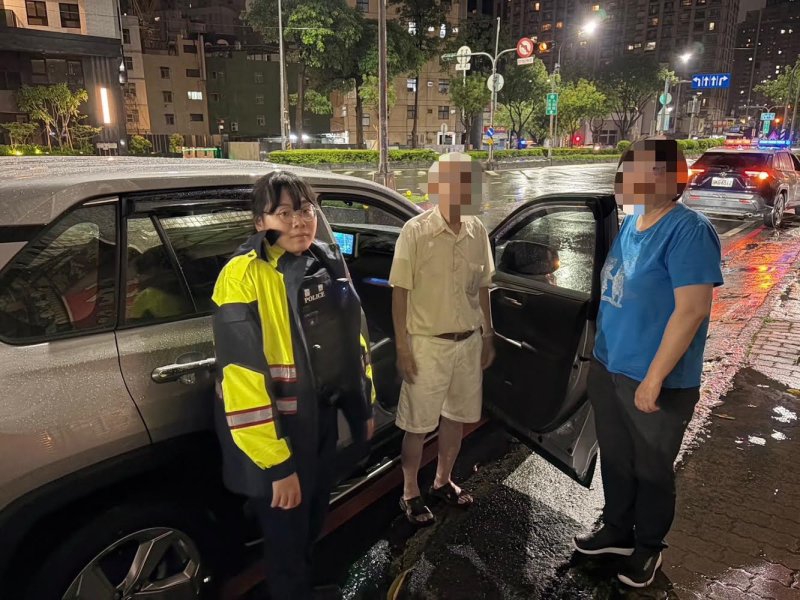 七旬老翁外出倒垃圾迷途 仁武警循線1小時內迅速尋獲助返家團圓