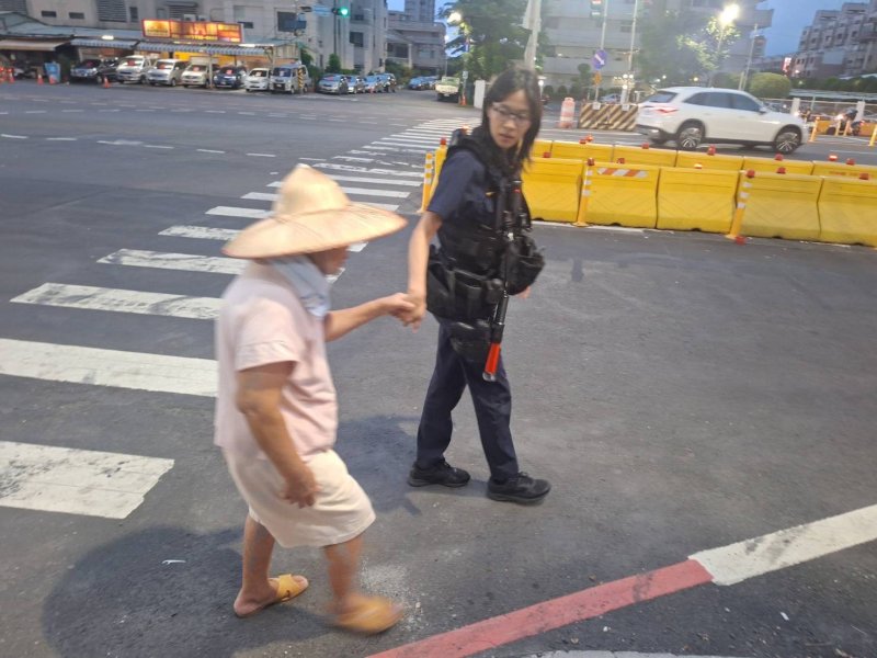 七旬老嫗午後散步不慎迷途 仁武警智慧分析護送平安返家
