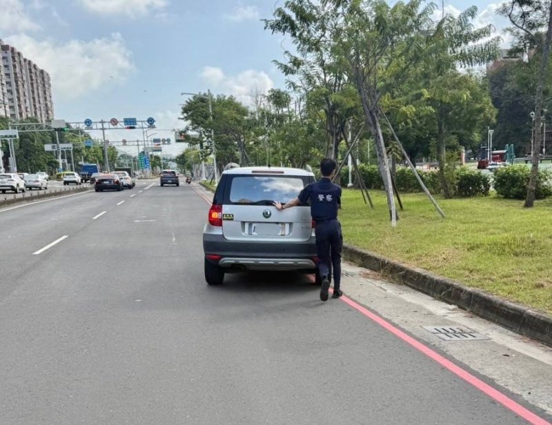 車輛突故障卡路中　  啟文警專實習生熱心推車解危