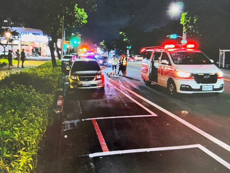《汽車擦撞路邊車輛  楠警迅速到場》