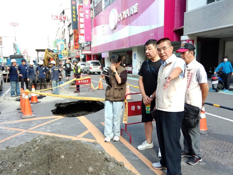 瑞隆路驚見多處地表塌陷　李順進與魏廷育第一時間到場關切