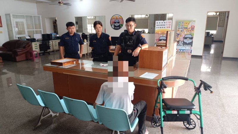 九十歲無助迷途老翁 東港警暖心護送返家   
