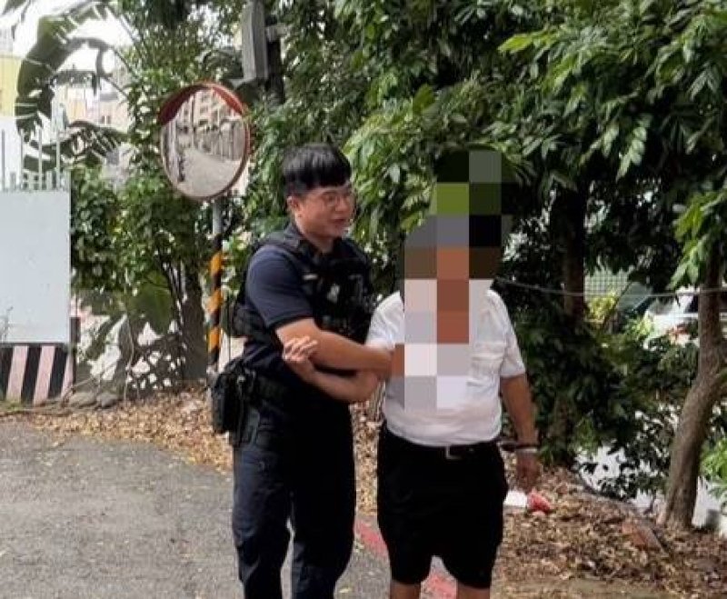 老翁散步迷途跌坐路旁 文自警細心護送返家