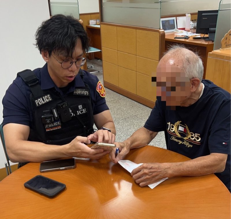 高雄七旬翁銀行匯「工程款」  前鎮警一眼即認出「受騙常客」！