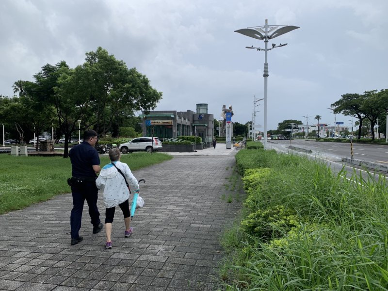 83歲阿嬤坐錯公車迷途　急喊「要回家吃藥」　警民暖心助返家
