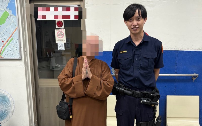 金融卡失而復得 啟文警秒尋變「施主」 