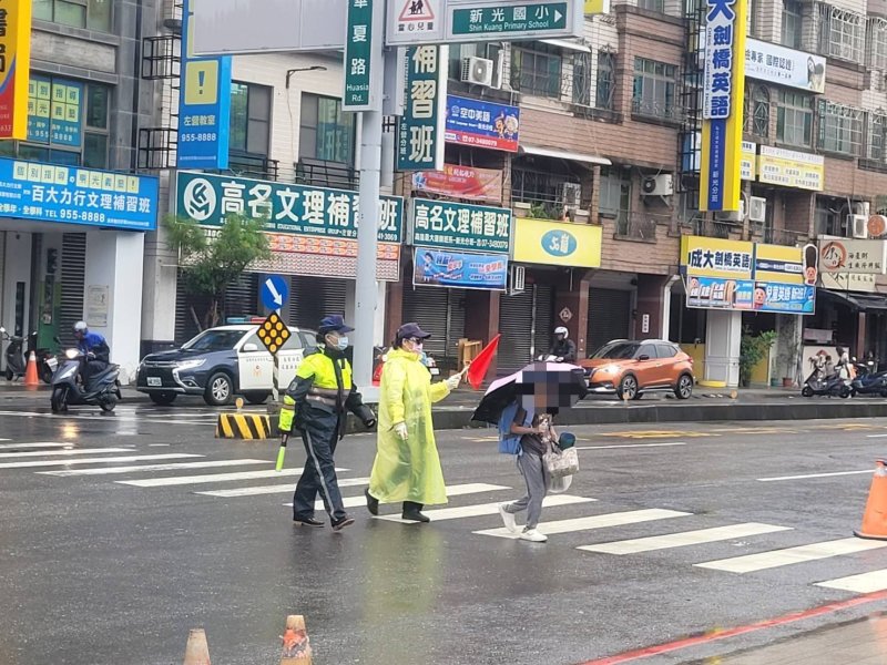 豪雨傾盆警交管   站崗暖心引導守護校園安全