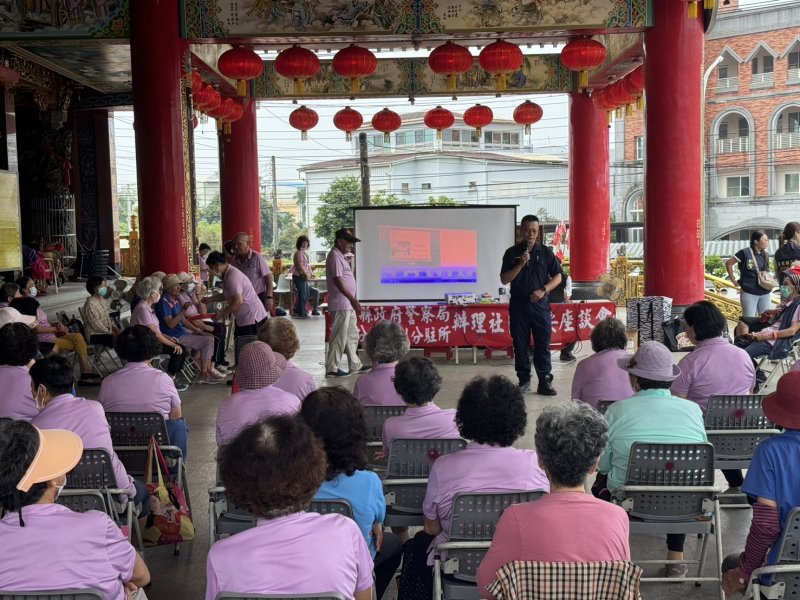 代天府王爺廟前開講！東港警結合時事拆解詐騙話術 守護鄉親血汗錢