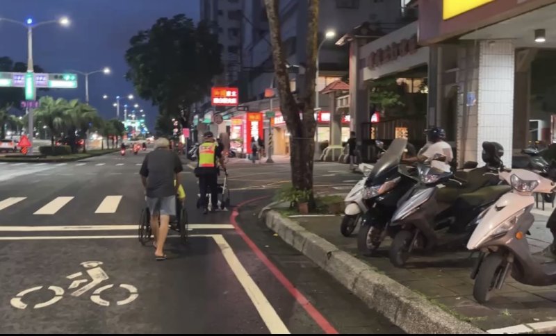 七旬翁迷失街頭「只想回家」　警推輪椅一路陪伴護送返家