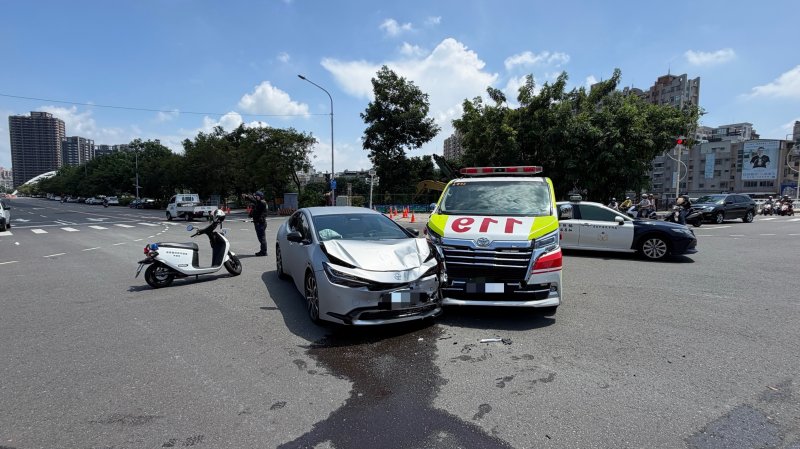 《汽車與救護車事故 楠警迅速到場》