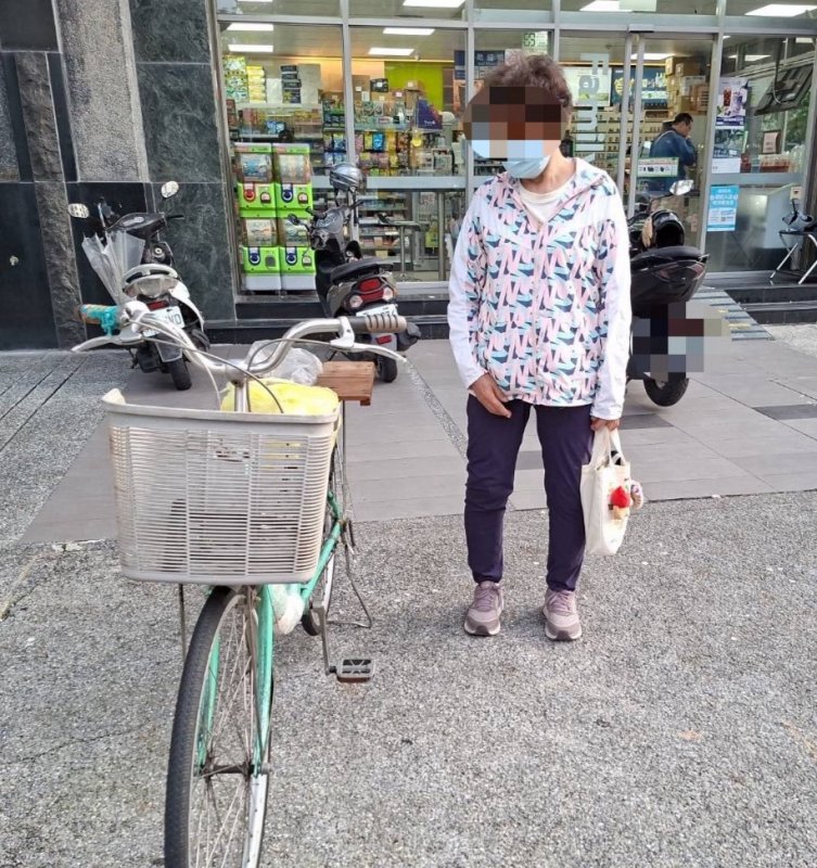 烏龍一場！阿嬤騎錯超商急報案   暖心警半小時尋獲愛車