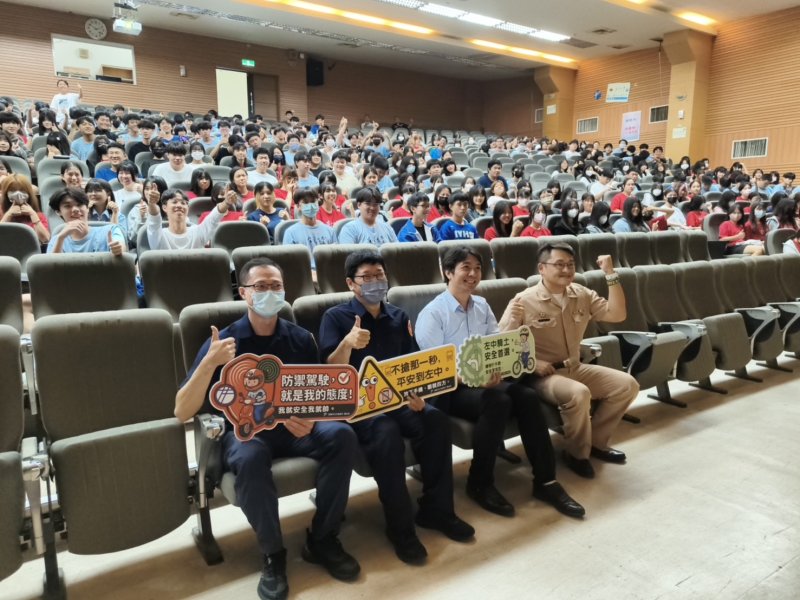 這不是打怪！左警帶VR進校園 體驗「大車學長別撞我」 響應9月交通安全月