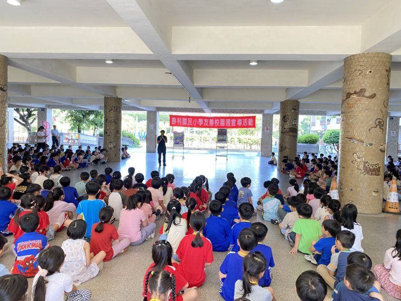 挺交安、反詐欺！  新莊警走入勝利國小宣導「停讓保平安」向下扎根