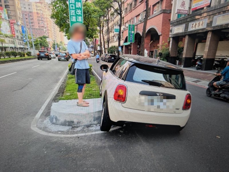 自小客疑未注意車前狀況自撞分隔島　左營警依法處置