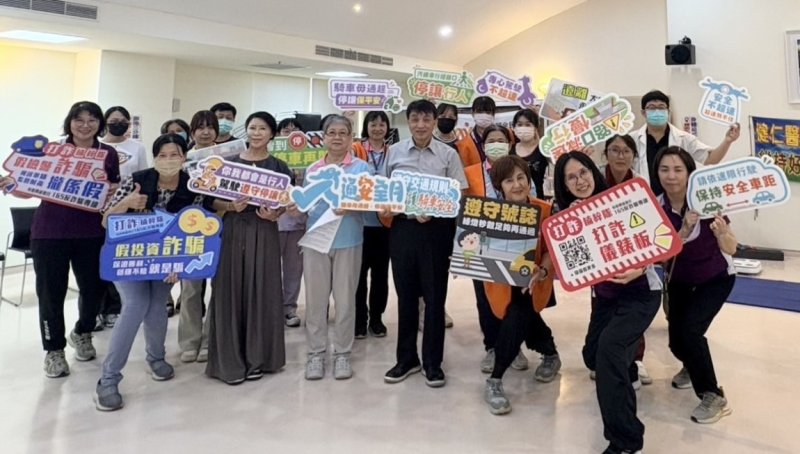 「步步驚心」彈珠台變身交安、防詐闖關　楠梓警宣導「騎車專心、遇詐先查證」