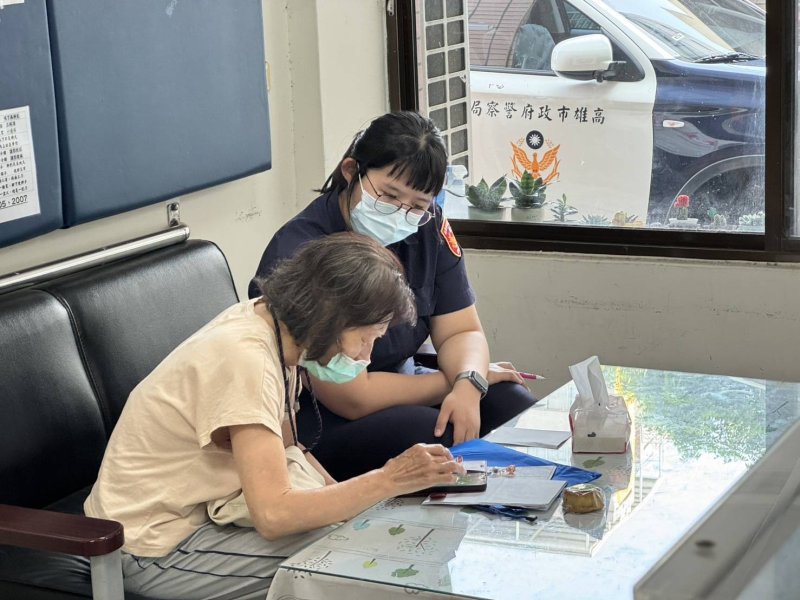 耐心傾聽解心結   七旬獨居嬤垂淚求助    高雄婦幼警溫柔接住