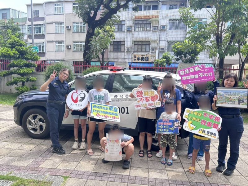 中秋前夕送暖育幼院  婦幼警陪院童迎月圓