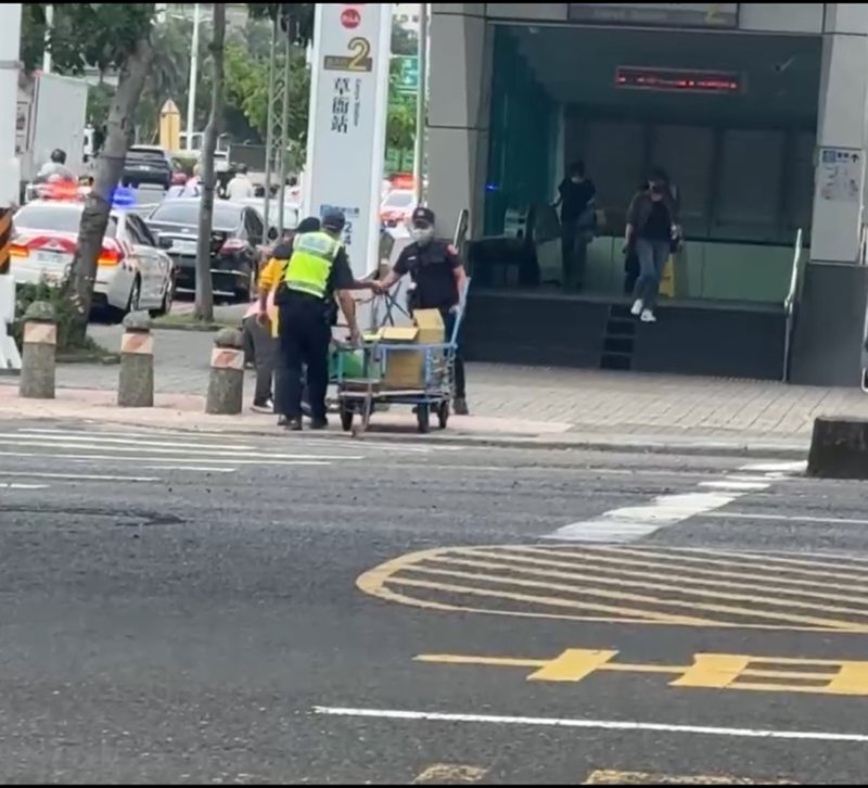 【前鎮警暖心護送拾荒夫婦　安全過馬路再回家】