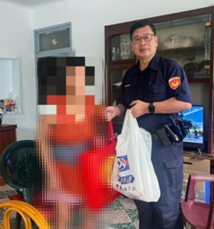 內埔警暖心伸援手！連結宮廟物資 關懷轄區弱勢家庭  