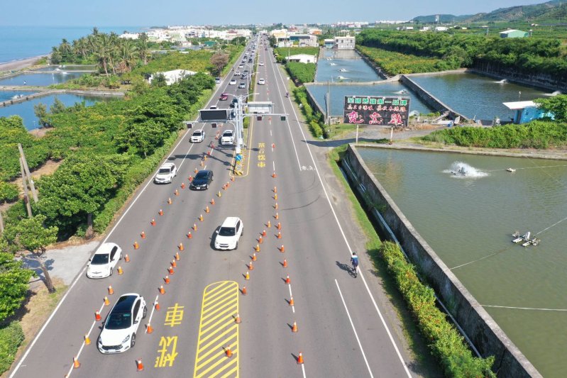 中秋連假首日南下車潮湧現  枋警啟動調撥車道　籲駕駛耐心行車平安返家