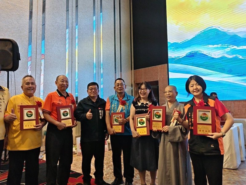 鳳邑開漳聖王廟獲高雄市績優宗教團體表揚  鄭安秝：把信仰化為服務地方的力量