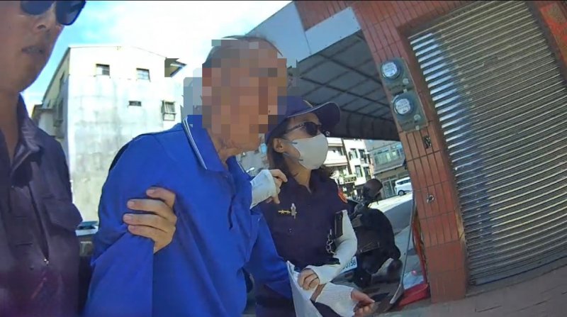 【85歲獨居翁騎車路倒無助　警留電話暖喊「別怕麻煩我」】