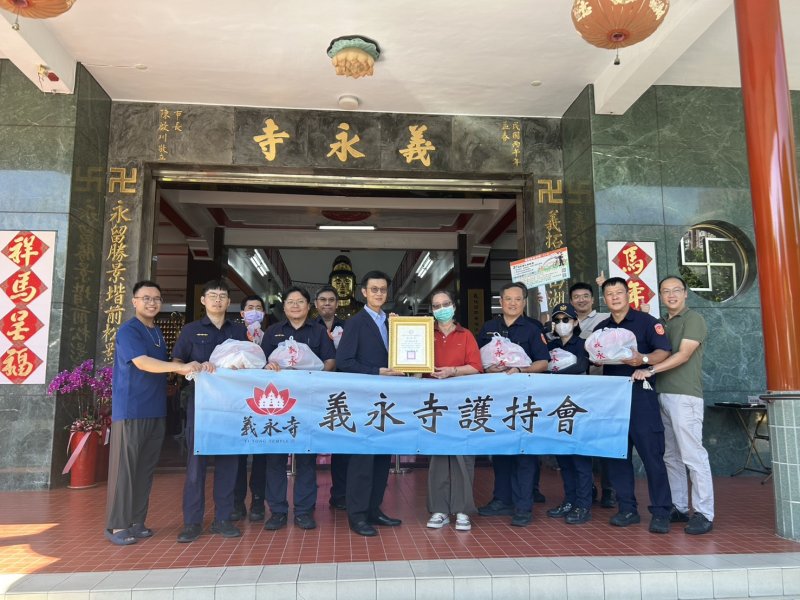 【高雄義永寺慈悲傳愛贈物資，前鎮警公私協力暖送弱勢】