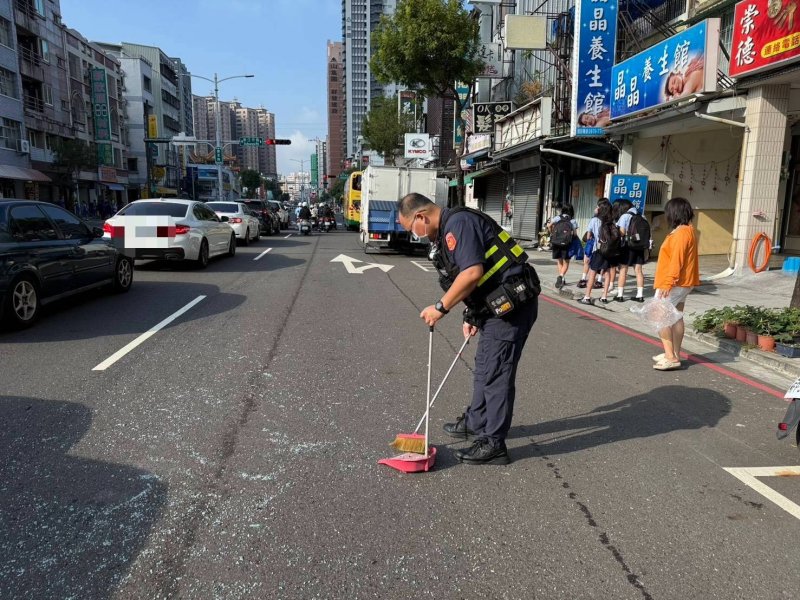 大客車煞車失靈追撞！  文自所暖警借掃把清玻璃維護安全