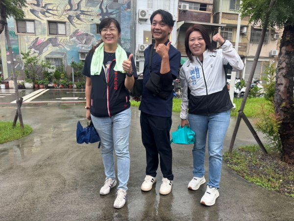 「爸氣登場！」三民豐裕里父親節健走　200位居民雨中同行感動滿滿